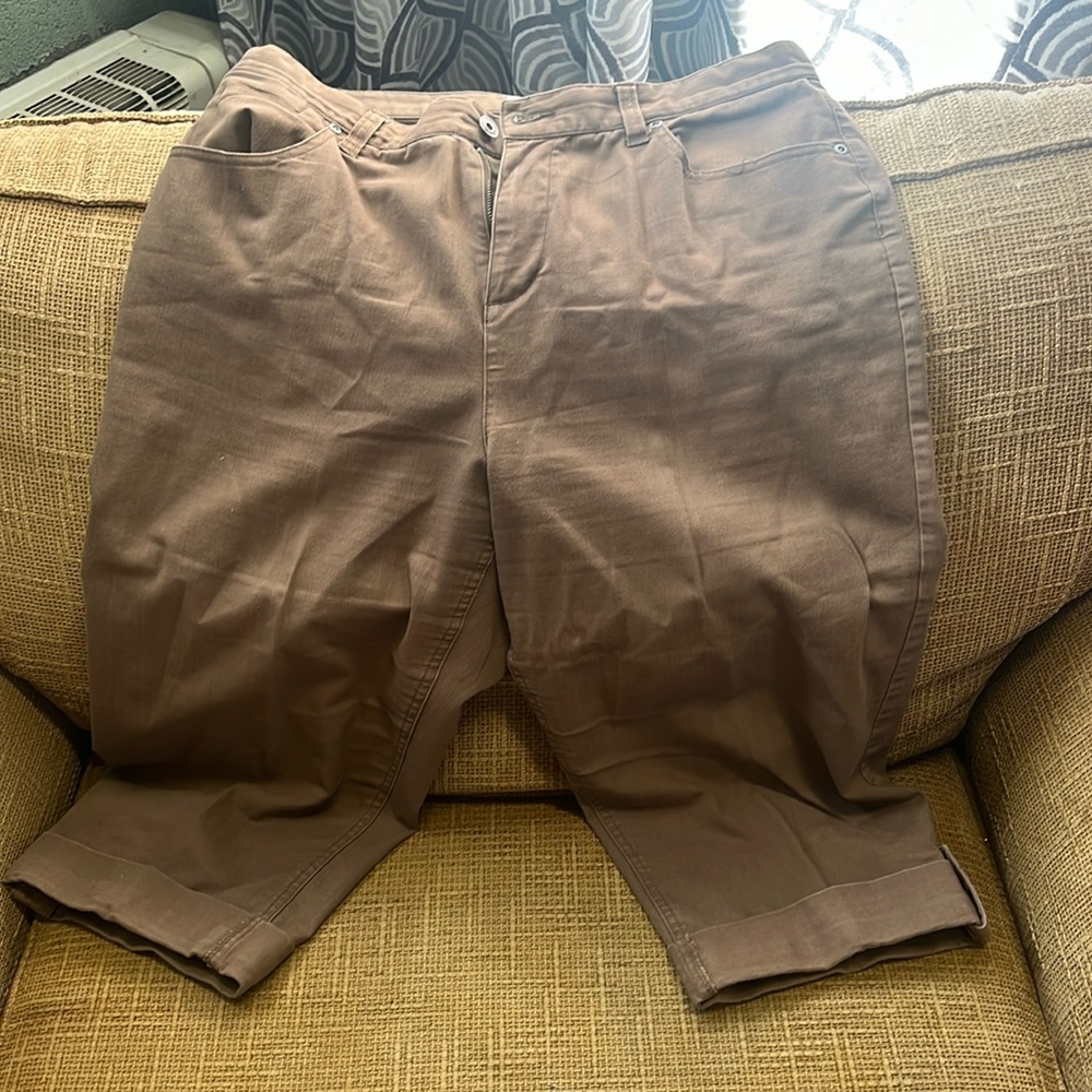 Brown capris